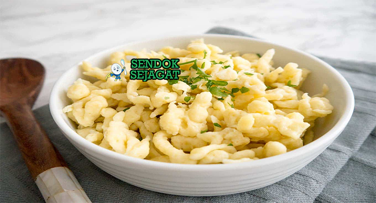 Mangkok Spätzle khas Swabia dengan mie telur kenyal lembut, saus krim jamur, tampak hangat gurih menggugah selera