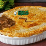 Steak and Kidney Pie Siap Potong Hangat Potongan Steak and Kidney Pie khas Britania dengan isian daging sapi ginjal empuk berkuah krim jamur, kulit pastry emas renyah, tampak gurih hangat menggugah selera