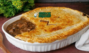 Potongan Steak and Kidney Pie khas Britania dengan isian daging sapi ginjal empuk berkuah krim jamur, kulit pastry emas renyah, tampak gurih hangat menggugah selera