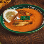 Mangkok Supu ya Ndizi khas Tanzania dengan potongan pisang hijau empuk, kuah creamy santan, dan taburan daun ketumbar, tampak segar dan menghangatkan