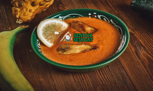 Mangkok Supu ya Ndizi khas Tanzania dengan potongan pisang hijau empuk, kuah creamy santan, dan taburan daun ketumbar, tampak segar dan menghangatkan