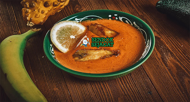 Mangkok Supu ya Ndizi khas Tanzania dengan potongan pisang hijau empuk, kuah creamy santan, dan taburan daun ketumbar, tampak segar dan menghangatkan