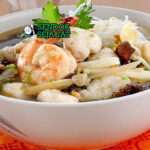 Mangkuk tekwan khas Palembang dengan kuah bening gurih, tekwan ikan kenyal, irisan bengkuang, jamur, dan taburan bawang goreng