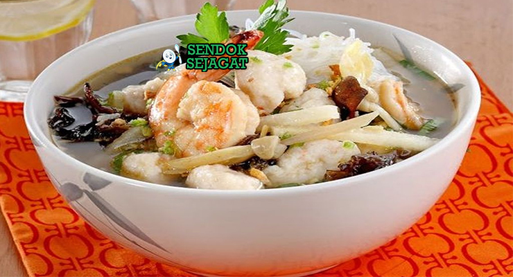 Mangkuk tekwan khas Palembang dengan kuah bening gurih, tekwan ikan kenyal, irisan bengkuang, jamur, dan taburan bawang goreng