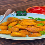 Tumpukan Viazi Karai khas Tanzania yang renyah keemasan, tampak gurih dengan lapisan tepung berbumbu, siap disantap