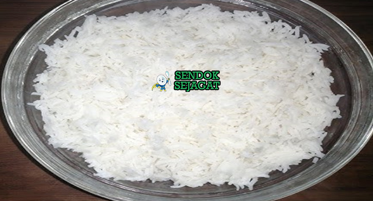 Foto nasi kelapa Wali wa Nazi khas Swahili yang pulen dan creamy disajikan hangat