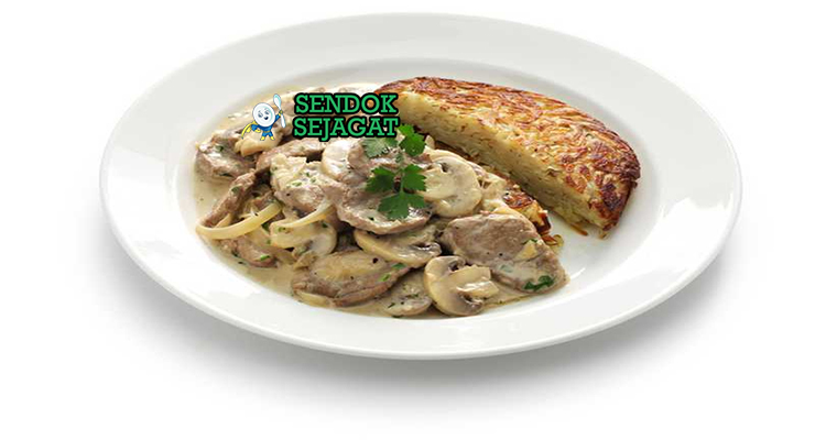 Piring Zürcher Geschnetzeltes khas Swiss dengan daging sapi iris empuk, saus krim jamur kental, tampak gurih creamy menggugah selera