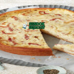 Potongan Zwiebelkuchen khas Jerman dengan bawang karamel, bacon renyah, dan isian creamy, tampak menggugah selera