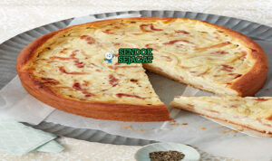 Potongan Zwiebelkuchen khas Jerman dengan bawang karamel, bacon renyah, dan isian creamy, tampak menggugah selera