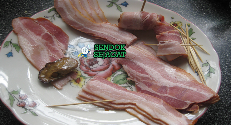 Bahan-bahan resep Angels on Horseback termasuk tiram segar, bacon tipis, minyak zaitun, garam, lada, dan lemon siap dipanggang