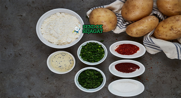 Bahan-bahan resep Bolani termasuk tepung terigu, kentang, daun bawang, jinten, cabai, dan minyak siap digoreng