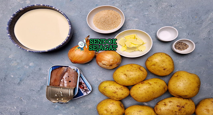 Bahan-bahan resep Janssons Frestelse termasuk kentang iris, anchovy kaleng, bawang bombay, krim kental, roti parut, mentega, dan rempah siap dipanggang