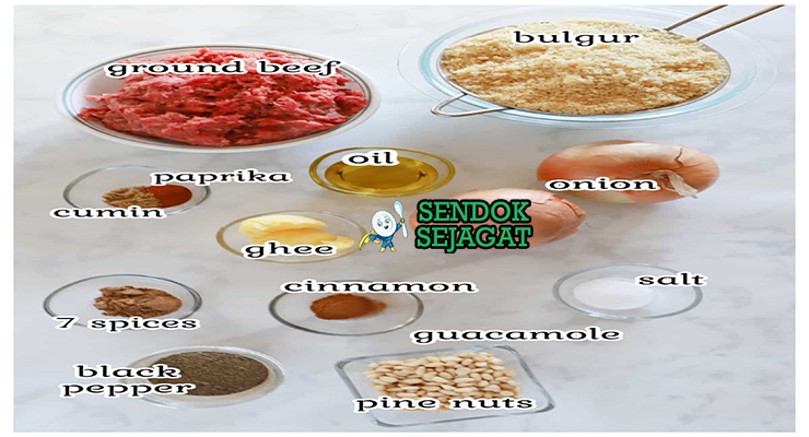 Bahan-bahan resep Kibbeh termasuk bulgur halus, daging sapi cincang, bawang bombay, pinus, rempah Levant, dan minyak zaitun siap dibentuk
