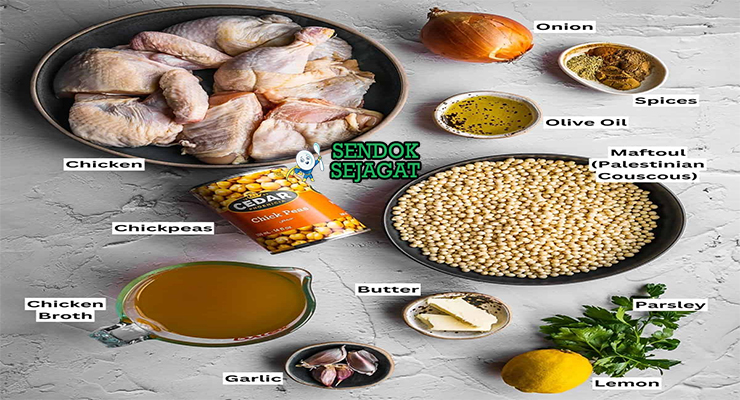 Bahan-bahan resep Maftoul termasuk couscous besar, daging ayam/domba, wortel, kacang chickpea, bawang bombay, rempah Levant, dan minyak zaitun siap dimasak