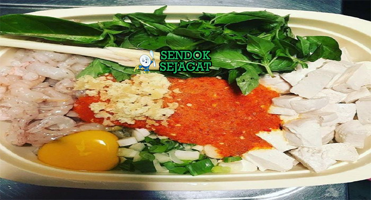 Bahan-bahan resep Pepes Tahu Udang termasuk tahu putih, udang segar, daun kemangi, cabai rawit, bawang, santan, dan rempah siap dibungkus