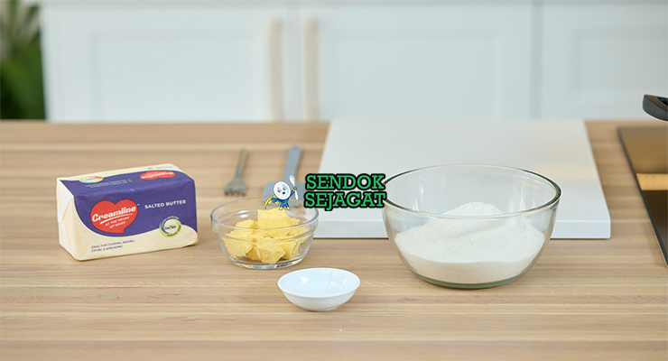 Bahan-bahan resep Phutu termasuk tepung jagung putih, air, garam, dan mentega siap dikukus