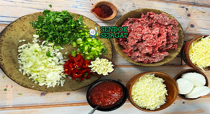 Bahan-bahan resep Pide termasuk tepung terigu, ragi, daging sapi cincang, bawang bombay, tomat, rempah, dan minyak zaitun siap dipanggang