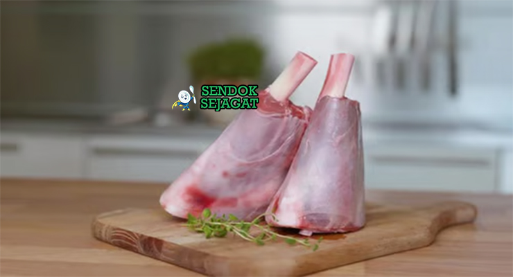 Bahan-bahan resep Saltbush Lamb Shanks termasuk kaki domba, saltbush kering, bawang bombay, bawang putih, anggur merah, dan kaldu sapi siap dibraise