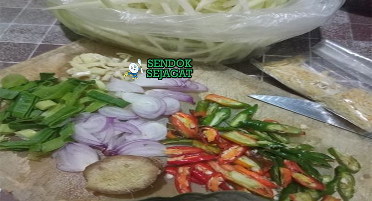 Bahan-bahan resep Tumis Pepaya Muda termasuk pepaya muda segar, teri medan, bawang merah putih, cabai rawit, tomat, dan rempah siap ditumis