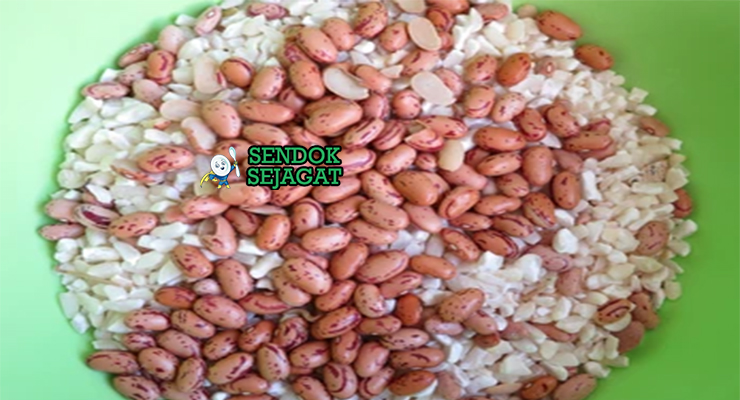 Bahan-bahan resep Umgqusho termasuk jagung kering, kacang merah, bawang bombay, bawang putih, tomat, dan rempah siap direbus