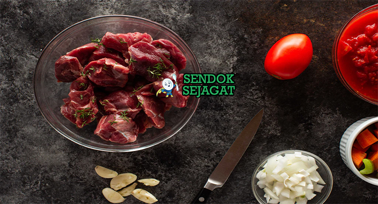 Bahan-bahan resep Wild Boar Stew with Bush Tomatoes termasuk daging babi hutan, bush tomatoes kering, bawang bombay, wortel, anggur merah, dan rempah siap direbus
