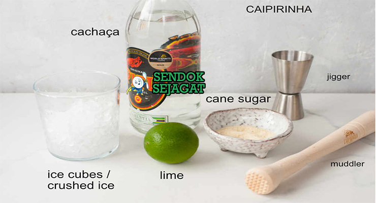 Bahan-bahan resep Caipirinha termasuk cachaça, jeruk nipis segar, gula pasir, dan es batu siap diracik