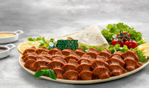 Çiğ Köfte Siap Saji Segar Çiğ Köfte khas Turki dengan adonan bulgur halus merah, dibungkus daun selada, tomat, bawang, saus nar eksis, tampak segar pedas menggugah selera