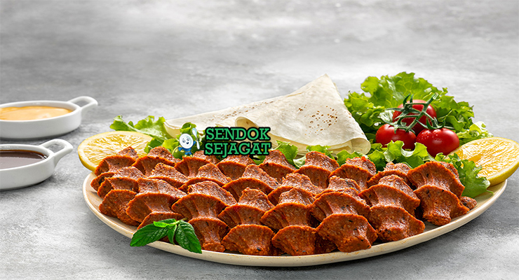 Çiğ Köfte khas Turki dengan adonan bulgur halus merah, dibungkus daun selada, tomat, bawang, saus nar eksis, tampak segar pedas menggugah selera