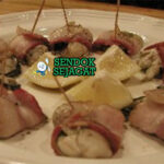 Angels on Horseback khas Britania dengan tiram segar dibungkus bacon renyah kecokelatan di tusuk sate, tampak gurih hangat menggugah selera