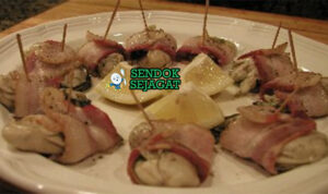 Angels on Horseback khas Britania dengan tiram segar dibungkus bacon renyah kecokelatan di tusuk sate, tampak gurih hangat menggugah selera