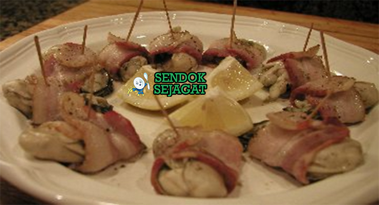 Angels on Horseback khas Britania dengan tiram segar dibungkus bacon renyah kecokelatan di tusuk sate, tampak gurih hangat menggugah selera