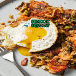Bubble and Squeak khas Britania dengan tumisan kentang kol kecokelatan renyah, tampak gurih hangat menggugah selera