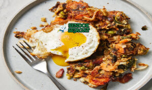 Bubble and Squeak khas Britania dengan tumisan kentang kol kecokelatan renyah, tampak gurih hangat menggugah selera