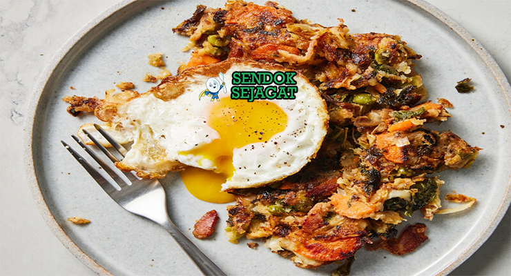 Bubble and Squeak khas Britania dengan tumisan kentang kol kecokelatan renyah, tampak gurih hangat menggugah selera