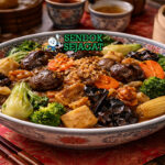 Buddha's Delight Siap Sajian dengan Warna Cerah Menggoda Buddha's Delight khas Cina dengan tumis sayur berwarna cerah termasuk wortel, snow peas, bok choy, jamur shiitake, dan tahu, disajikan hangat di piring putih