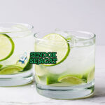 Caipirinha khas Brasil di gelas tinggi dengan es batu banyak, potongan jeruk nipis segar, tampak menyegarkan manis asam menggugah selera