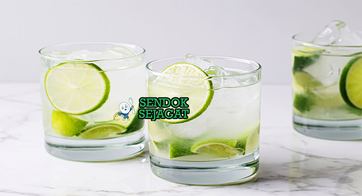 Caipirinha khas Brasil di gelas tinggi dengan es batu banyak, potongan jeruk nipis segar, tampak menyegarkan manis asam menggugah selera