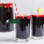 Chicha Morada khas Peru berwarna ungu pekat segar di gelas dengan es batu dan irisan lemon, tampak menyegarkan manis gurih