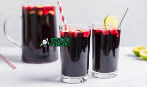 Chicha Morada khas Peru berwarna ungu pekat segar di gelas dengan es batu dan irisan lemon, tampak menyegarkan manis gurih