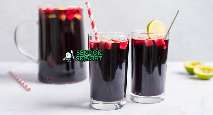 Chicha Morada khas Peru berwarna ungu pekat segar di gelas dengan es batu dan irisan lemon, tampak menyegarkan manis gurih