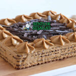 Potongan Chocotorta khas Argentina dengan lapisan biscuit cokelat, krim dulce de leche kental, tampak manis creamy menggugah selera