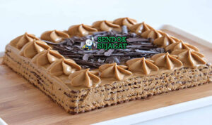 Potongan Chocotorta khas Argentina dengan lapisan biscuit cokelat, krim dulce de leche kental, tampak manis creamy menggugah selera