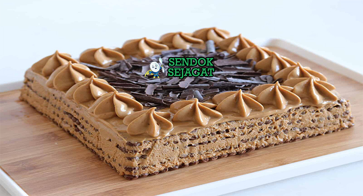 Potongan Chocotorta khas Argentina dengan lapisan biscuit cokelat, krim dulce de leche kental, tampak manis creamy menggugah selera