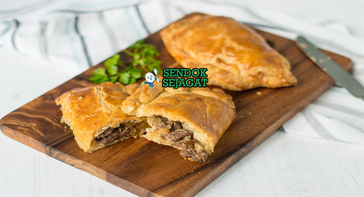 Cornish Pasty khas Cornwall berbentuk setengah bulan renyah keemasan, isi daging sapi kentang swede empuk, tampak gurih hangat menggugah selera