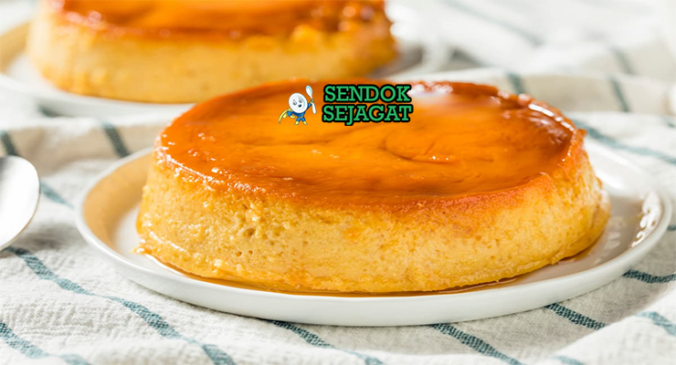 Flan de Calabaza khas Kuba berwarna kuning cerah lembut, karamel mengalir di atas, tampak manis creamy menggugah selera