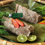 Gadon Sapi khas Jawa Tengah dibungkus daun pisang, daging cincang santan kental dengan kemangi segar, tampak gurih harum menggugah selera