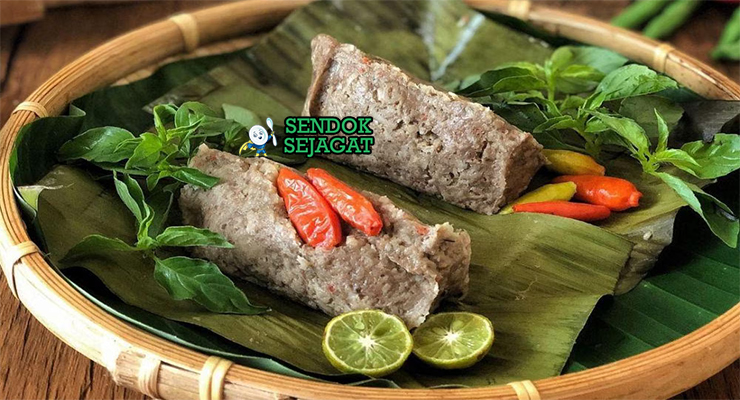 Gadon Sapi khas Jawa Tengah dibungkus daun pisang, daging cincang santan kental dengan kemangi segar, tampak gurih harum menggugah selera