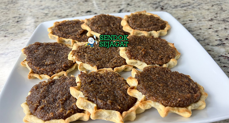 Gizzada khas Jamaika berbentuk setengah bulan renyah, isi kelapa parut manis gurih mengalir, tampak manis tropis menggugah selera