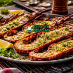 Grilled WA Marron khas Australia dengan marron segar belah panggang keemasan, oles mentega bawang putih dan lemon myrtle, disajikan hangat di piring dengan irisan lemon