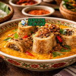 Gulai sumsum khas Padang dengan sumsum tulang sapi lumer di kuah santan kuning pekat, disajikan hangat di mangkuk bersama nasi putih dan bawang goreng